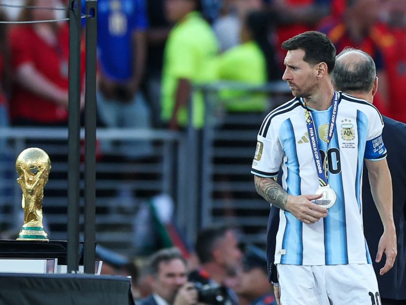 ميسي ينظر إلى كأس العالم قبل تتويج إسبانيا باللقب