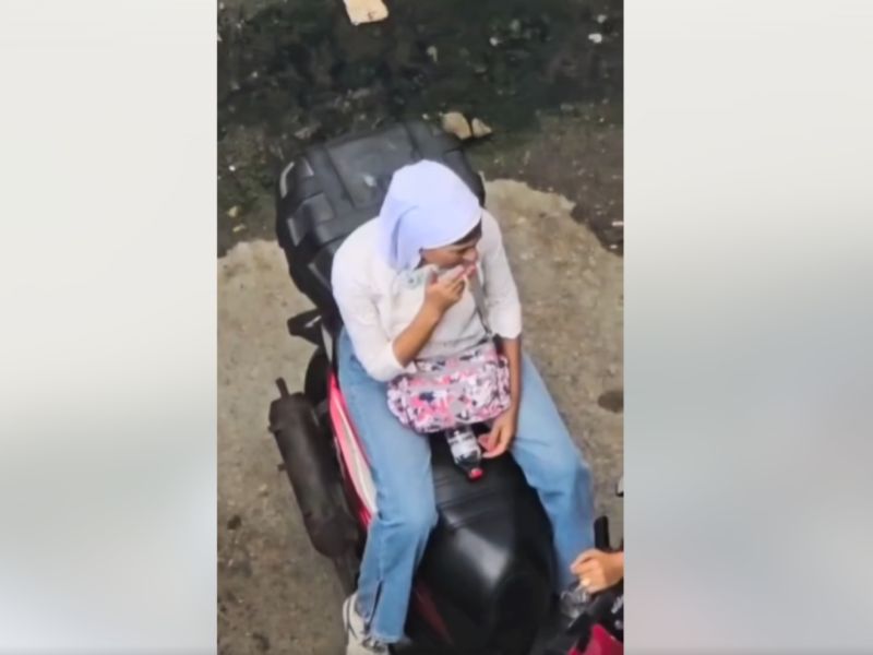 في وضح النهار على دراجة نارية في الإسكندرية
