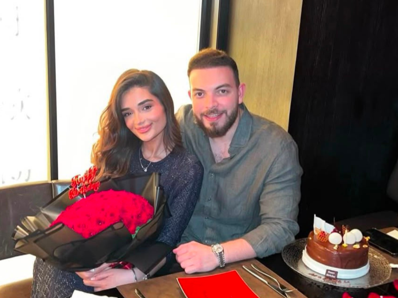 ملك زاهر تخطف الأنظار مع خطيبها.. وهذا ما كشفته عن موعد الزفاف