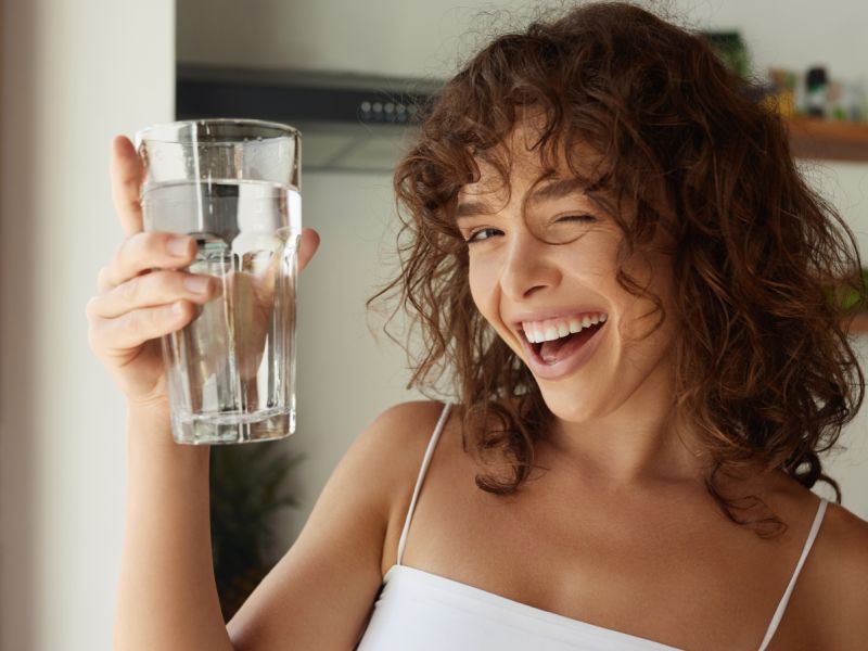 شرب الماء يوميًا من أبسط العادات التي تدعم صحة الجسم وتحافظ على النشاط والطاقة