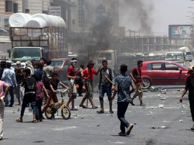 Yemeni protesters block a road as they protest against inflation and the rise of living costs in the country's second city of Aden, which is held by forces loyal to the Saudi-backed government, on September 5, 2018. (Saleh Al-OBEIDI / AFP)