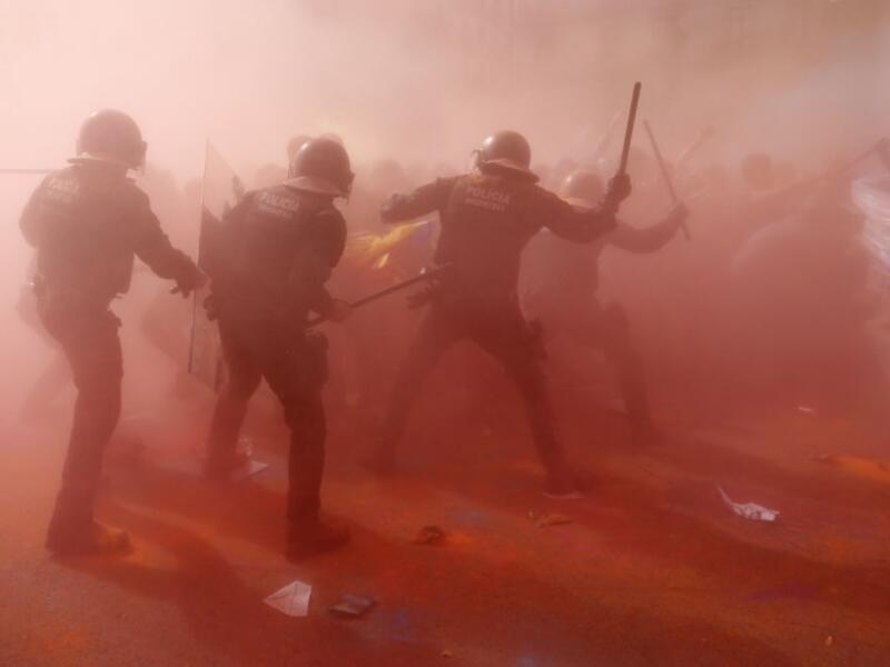 Catalan regional police 'Mossos D'Esquadra' officers clash with separatist protesters during a counter-protest against a demonstration in support of Spanish police in Barcelona on September 29, 2018. 
Pau Barrena / AFP