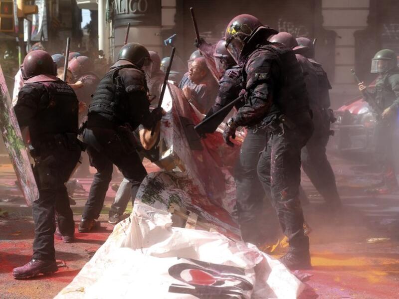 Catalan regional police 'Mossos D'Esquadra' officers clash with separatist protesters during a counter-protest against a demonstration in support of Spanish police in Barcelona on September 29, 2018. 
Pau Barrena / AFP