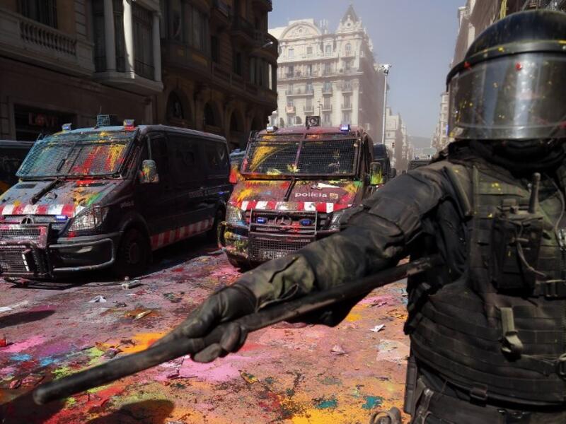 Catalan regional police 'Mossos D'Esquadra' officers, covered in paint, secure the area after clashing with separatist protesters during a counter-protest against a demonstration in support of Spanish police in Barcelona on September 29, 2018. 
Pau Barrena / AFP