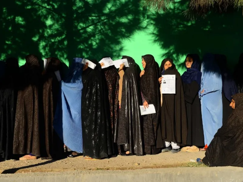 Afghan women wait in line to vote at a polling centre for the country's legislative election in Herat province on October 20, 2018.
HOSHANG HASHIMI / AFP
