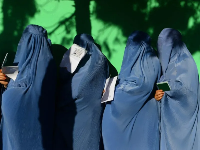 Afghan women wait in line to vote at a polling centre for the country's legislative election in Herat province on October 20, 2018.
HOSHANG HASHIMI / AFP