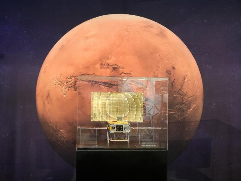 The MarCo, one of two CubeSats launched and following the InSight, marking the first time this kind of spacecraft has flown into deep space, is on display at the NASA Jet Propulsion Laboratory (JPL) in Pasadena, California.
Frederic J. BROWN / AFP