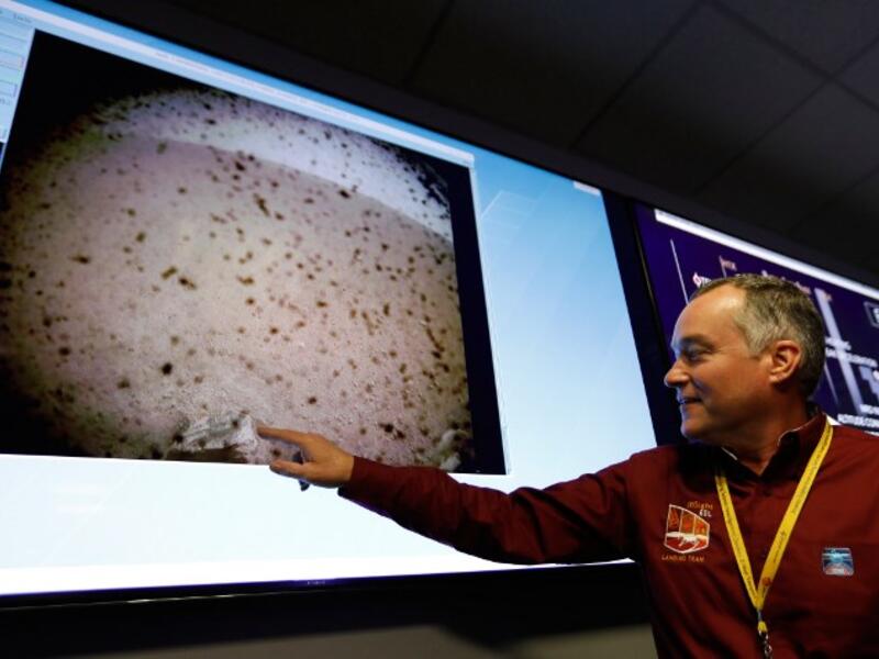 NASA engineer and InSight project manager Tom Hoffman points to the first image upon a successful landing by the InSight spacecraft on the planet Mars.
Al SEIB / POOL / AFP