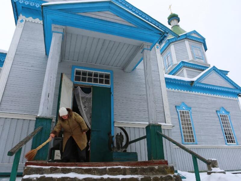 A guide wipes off snows outside the space museum located in Saint Paraskeva church in Pereyaslav-Khemlnytsky, a small town some 80 kilometers southeast of Kiev on January 11, 2019.
ALEKSEY FILIPPOV / AFP