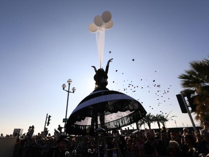 Artists take part in the Nice Carnival parade in Nice, southeastern France, on February 16, 2019. The 135th carnival runs from February 16 to March 2, 2019 and celebrates this year the "King of Cinema". 
VALERY HACHE / AFP