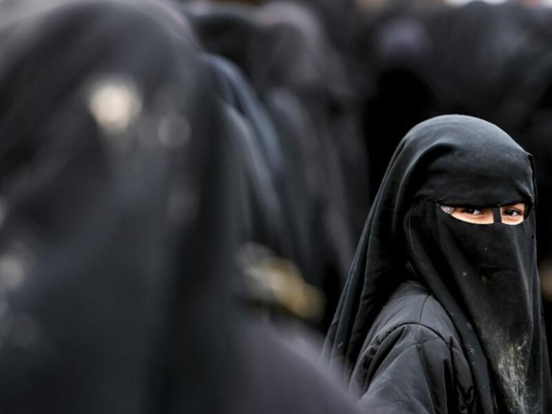 A girl, living in al-Hol camp which houses relatives of Islamic State (IS) group members, looks back in the camp in al-Hasakeh governorate in northeastern Syria on March 28, 2019. (AFP/ File Photo)