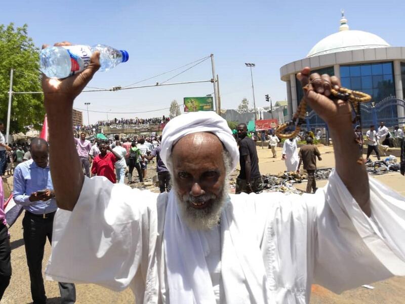 A Sudanese protester takes part in a rally in front of the military headquarters in the capital Khartoum on April 8, 2019, as thousands of protesters urging the military to join calls for leader Omar al-Bashir's resignation.
STRINGER / AFP