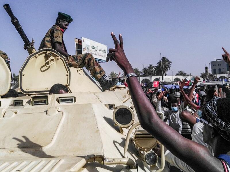 Sudan's police on April 9 ordered its forces to avoid intervening against protesters as three Western nations threw their weight behind demonstrators' demands for a political transition plan in the country.
AFP