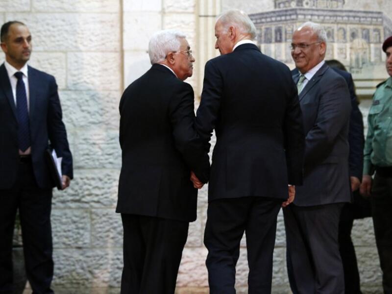 US Vice President Joseph Biden (C) talks with Palestinian president Mahmud Abbas (2ndL) and Palestinian chief negotiator Saeb Erekat (2ndR) before a meeting in the West Bank city of Ramallah on March 9, 2016. (AFP/Abbas Momani)