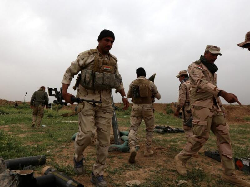 Iraqi soldiers hold a position on the outskirts of Makhmur, about 175 miles north of the capital Baghdad, on March 26, 2016, during a military operation to recapture Nineveh province and its capital Mosul from Daesh. (AFP/Safin Hamed)
