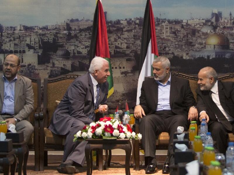 Hamas and Fatah officials discuss reconciliation in Gaza, Tuesday, April 22, 2014. (AFP/Mahmud Hams)
