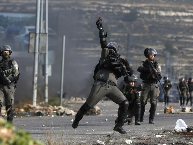 Israeli border guards clash with Palestinians protestors on Jan. 12, 2018 north of Ramallah in the Israeli-occupied West Bank (ABBAS MOMANI / AFP)