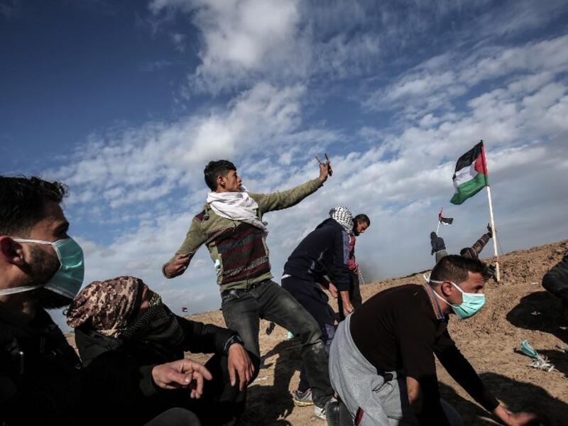 Palestinian demonstrators clash with Israeli forces near the Israel-Gaza border east of the southern Gaza Strip city of Khan Yunis on Jan. 26, 2018 (SAID KHATIB / AFP)