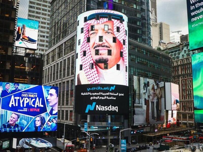 تزين ميدان التايمز Times Square، أشهر ميادين مانهاتن في مدينة نيويورك، بصورة خادم الحرمين الشريفين الملك سلمان بن عبدالعزيز آل سعود.