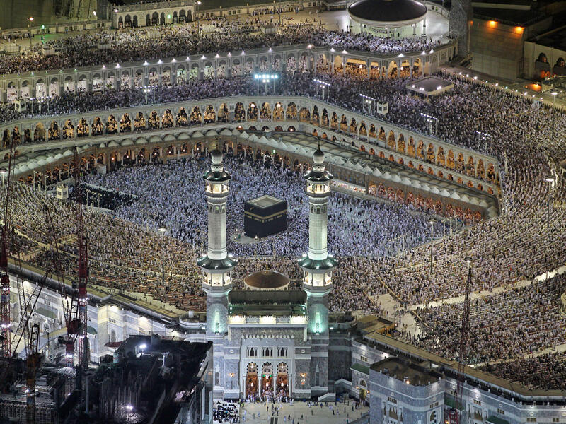 Mecca, Saudi - At the center the Islamic world, Mecca is also the in the middle of the fasting hours chart, with 15 hours of sun