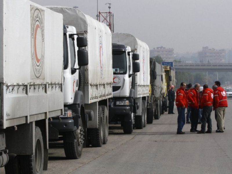 Syrian Red Crescent aid convoys carrying food, medicine and blankets, leave the capital Damascus as they head to the besieged town of Madaya on Jan. 11, 2015 (AFP/Louai Beshara)