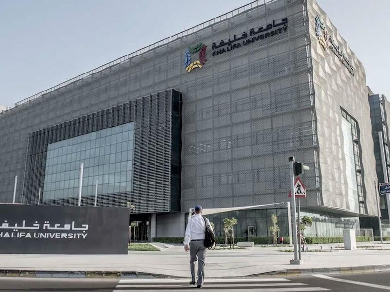 المركز الثالث: جامعة خليفة- الإمارات (التصنيف العالمي: 301-350) وهي مؤسسة عالمية تعمل على دمج البحوث والتعليم لإنتاج قادة ومفكرين في العلوم والهندسة التطبيقية. وتطمح إلى أن تكون رائدة بين جامعات الأبحاث في القرن 21.
