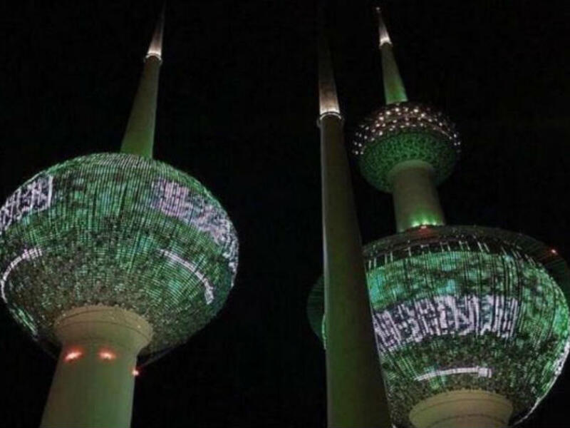 احتفلت الكويت، باليوم الوطني السعودي لتكتسي أبراج الكويت باللون الأخضر، وبصورة الملك سلمان وولي عهده الأمير محمد بن سلمان.
