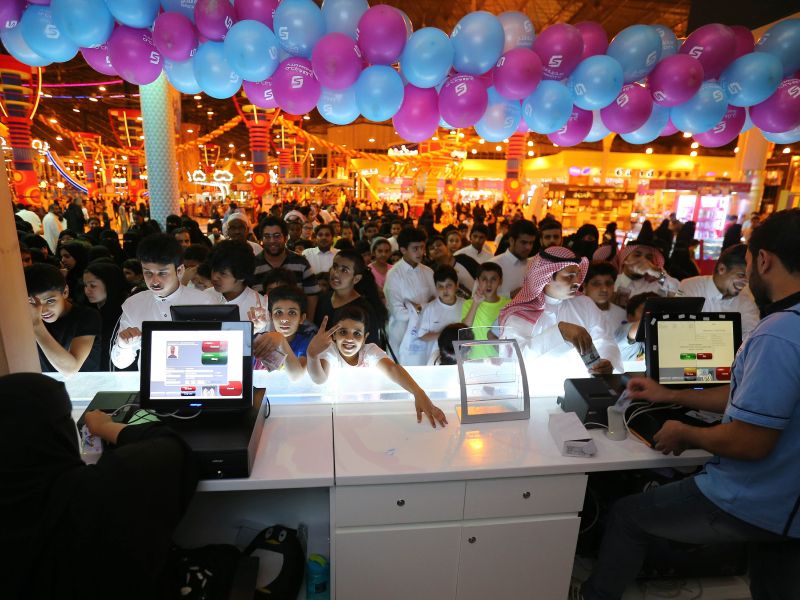 Saudis queue to purchase tickets at the indoor snow theme park "Snow City" in   Riyadh (AFP/File Photo)	