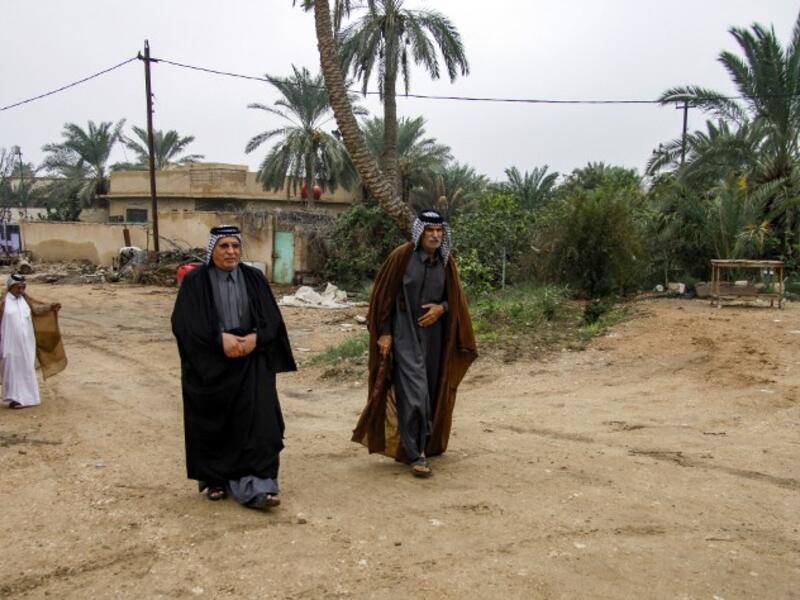 Members of an Iraqi clan gather walk towards a tent in the town of Mishkhab, south of Najaf on November 15, 2018. 
Haidar HAMDANI / AFP
