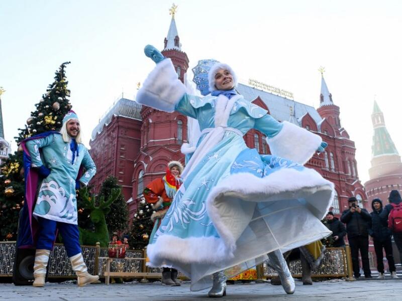 Artists perform on the Manezhnaya square decorated with festive lights for the upcoming holidays outside the Kremlin in central Moscow on December 17, 2018. 
Kirill KUDRYAVTSEV / AFP