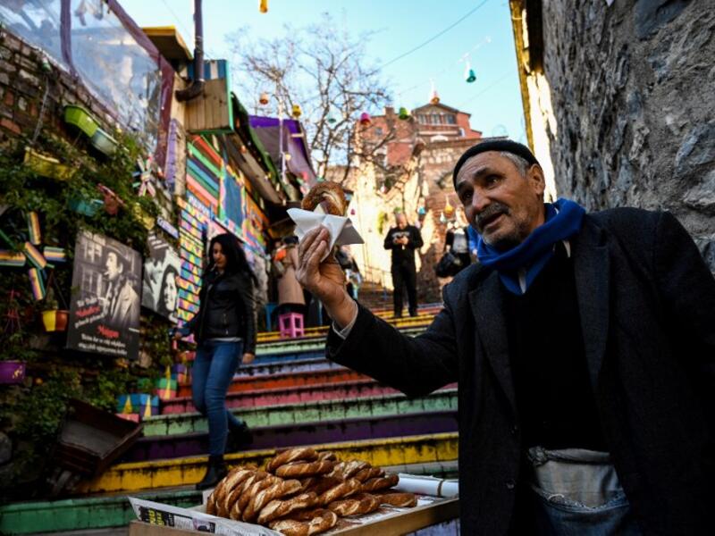A street vendor sells traditional Turkish backery called "Simit"  in Istanbul's Balat district. 
OZAN KOSE / AFP