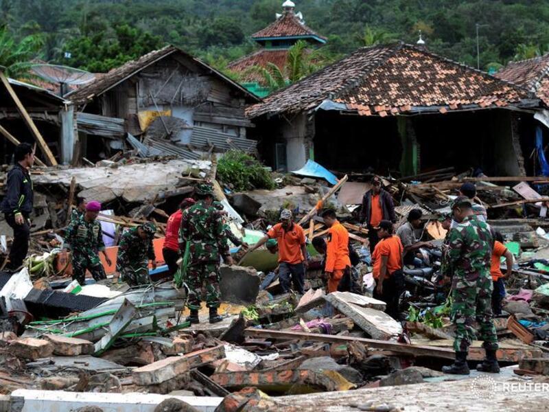 Rescuers using heavy machinery and their bare hands dig through rubble for survivors after Indonesian tsunami (Twitter)