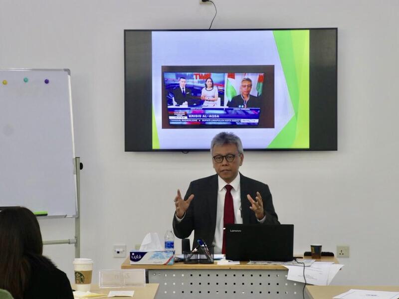 Expert share experiences on how to meet the press & media to participants of “Journalism Writing Skills” training (Twitter)