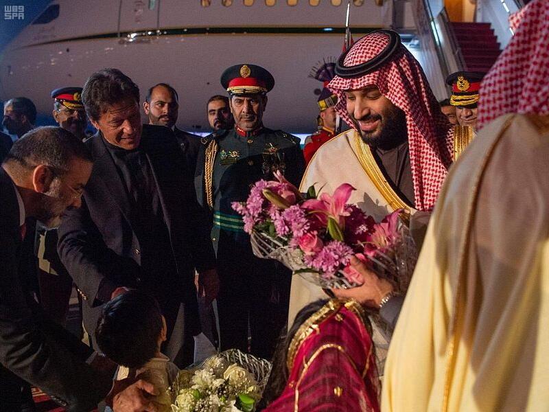 Saudi Arabia's Crown Prince Mohammed Bin Salman warmly welcomed by Pakistan's Prime Minister Imran Khan (Twitter)