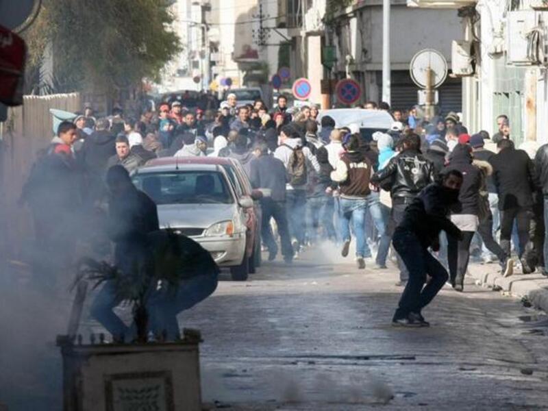 Tunisian protestors clash with security forces outside the Interior Ministry in Tunis. (AFP PHOTO / KHALIL)