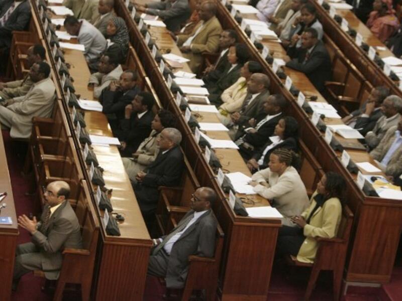 Ethiopian Prime Minister Meles Zenawi (L) talks at the parliament. (JOSE CENDON / AFP)