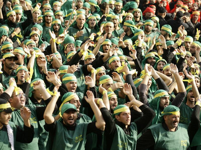 انتقد الأسير تكرارا مواقف حزب الله الشيعي من السنة في لبنان وما وصفه بالتحيز الطائفي ومشاركته في قتل السنة في سوريا عبر إرسال جنوده للقتال مع النظام السوري.