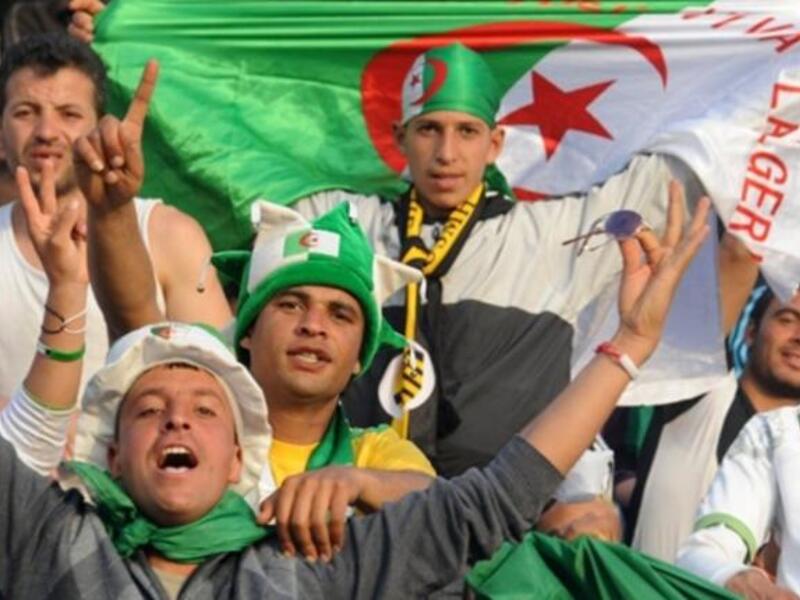 تتميز مباريات الخضر دائماً بالحضور الجماهيري الكبير حتى في التدريبات، ويحرص عشاق "محاربي الصحراء" على رفع الأعلام الفلسطينية دعماً للشعب الفلسطيني، ويرددون في كل مباراة أهزوجة خاصة تسمى "فلسطين الشهداء".