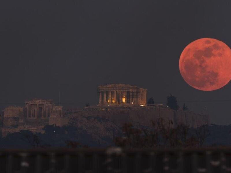 The Blood Moon rises once again (Twitter)