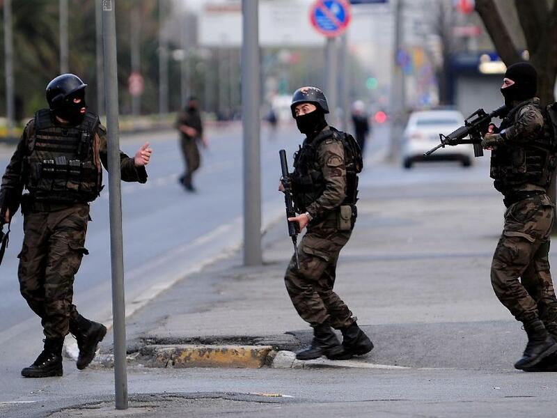 Turkish special forces take position on April 1, 2015 near the police headquarters in Istanbul. (AFP/Ozan Kose)