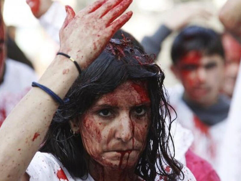 وهناك مجموعة ثالثة يضربون على جبهاتهم ورؤوسهم بالسيوف حتى ينزفوا بغزارة وتحدث النشوة ومجموعة رابعة يرفعون أكفهم عاليا وينزلون بها جلدا على صدورهم بدون استعمال أي أداة. ومجموعة خامسة يضعون التراب فوق رؤوسهم وأجسادهم.