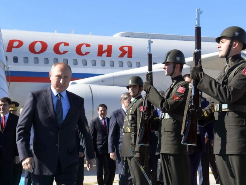 President of Russia, Vladimir Putin (L) arrives at Ataturk International Airport in Istanbul on October 27, 2018, ahead of a summit called to attempt to find a lasting politicial solution to the civil war in Syria which has claimed in excess of 350,000 lives. (Sergei GUNEEV / Sputnik / AFP)