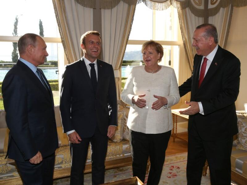 (From L) Russian President Vladimir Putin, French President Emmanuel Macron, German Chancellor Angela Merkel and Turkish President Recep Tayyip Erdogan share a laugh during the "Four-day Istanbul summit on Syria", at Vahdettin Mansion in Istanbul, on October 27, 2018. (Murat KULA / POOL / AFP)