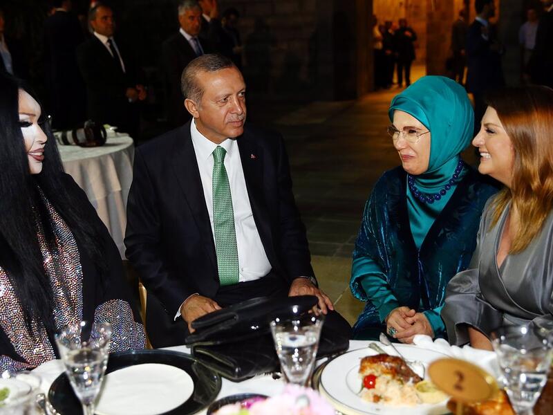 Ersoy enjoys an Iftar with the Turkish President and his wife (Kayhan Özer/AFP)