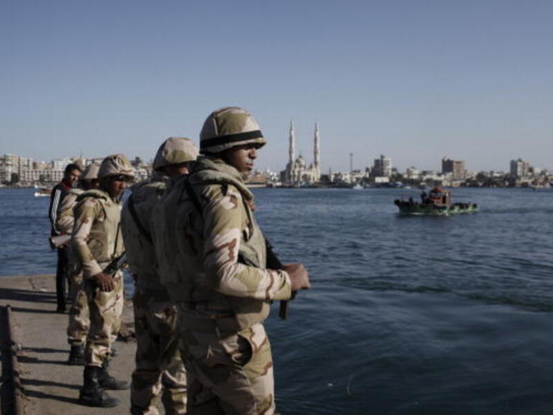 Egyptian soldiers stand guard at the Suez Canal (Getty images).
