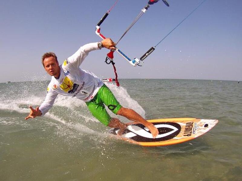 Mike leans into his Guinness Challenge for longest distance kitesurfing
