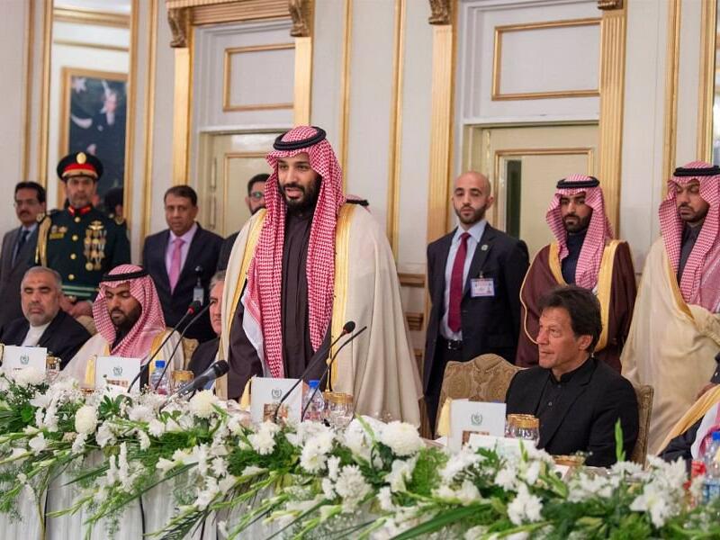Saudi Arabia's Crown Prince Mohammed Bin Salman warmly welcomed by Pakistan's Prime Minister Imran Khan (Twitter)