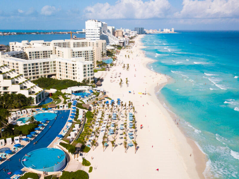 Beach in Cancun, Mexico (Shutterstock)