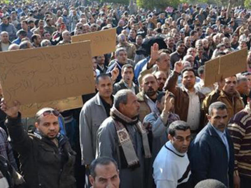 Almost 3,000 textile workers in Mahalla El-Kubra, mostly women, staged a strike on Tuesday to demand better pay. (Ahram)