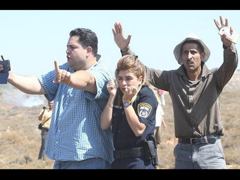 palestinian men protect israeli policewoman
